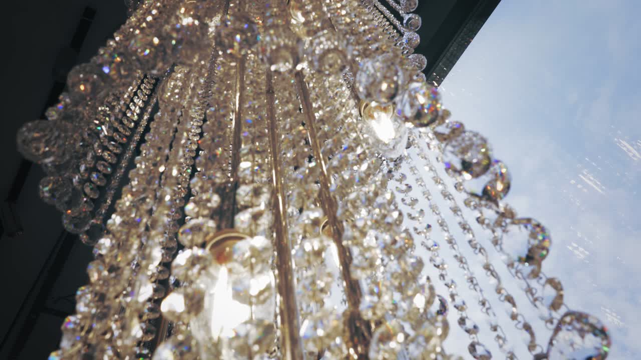 크리스탈 들리어, 반이는 크리스탈, 현대 크리스탈 장식, 클로즈업, 크리스탈 공을 매달고, 빈티지 크리스탈 램프 세부 사항, 다이아몬드, 귀한 돌, 조명