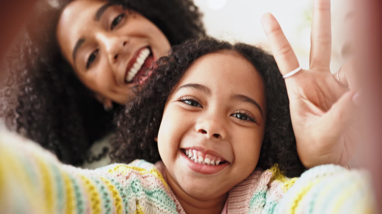 selfie, madre e hija en casa con paz