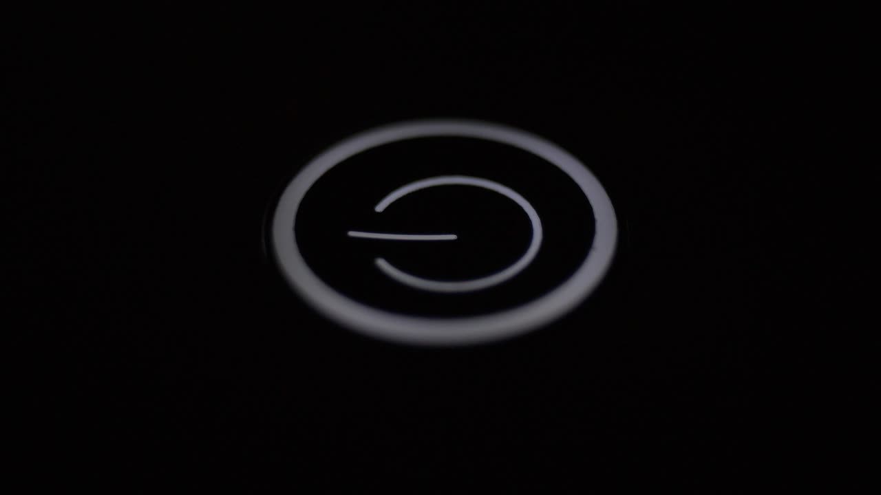 presionar el botón de encendido para encender y apagar el dispositivo en la oscuridad