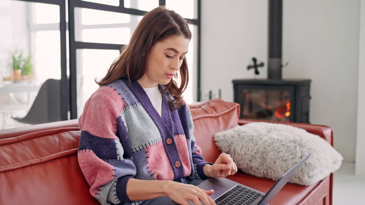 la joven morena paga en el sitio web