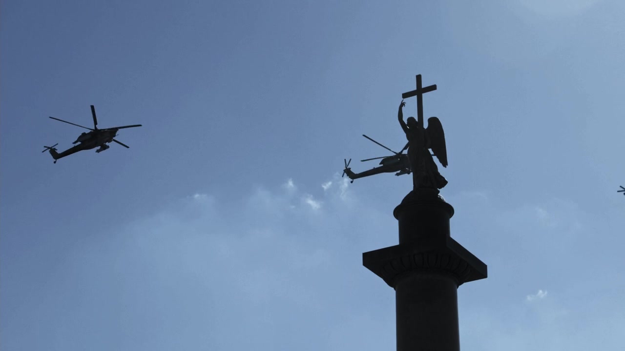 Vinterpalassobelisk i St. Petersburg med helikoptre som flyr over den blå himmelen