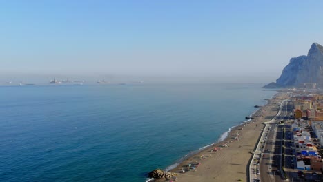 imágenes de drones de la roca de gibraltar, panorámicas en el mar