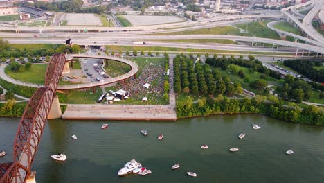 vista aérea de drones de un concierto al aire libre, puesta de sol en louisville, estados unidos
