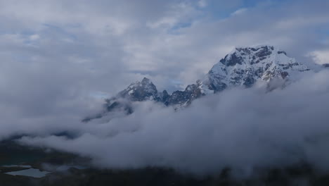 imágenes aéreas de la montaña nevada en ausangate fuera de cusco, perú con los 7 lagos en el fondo