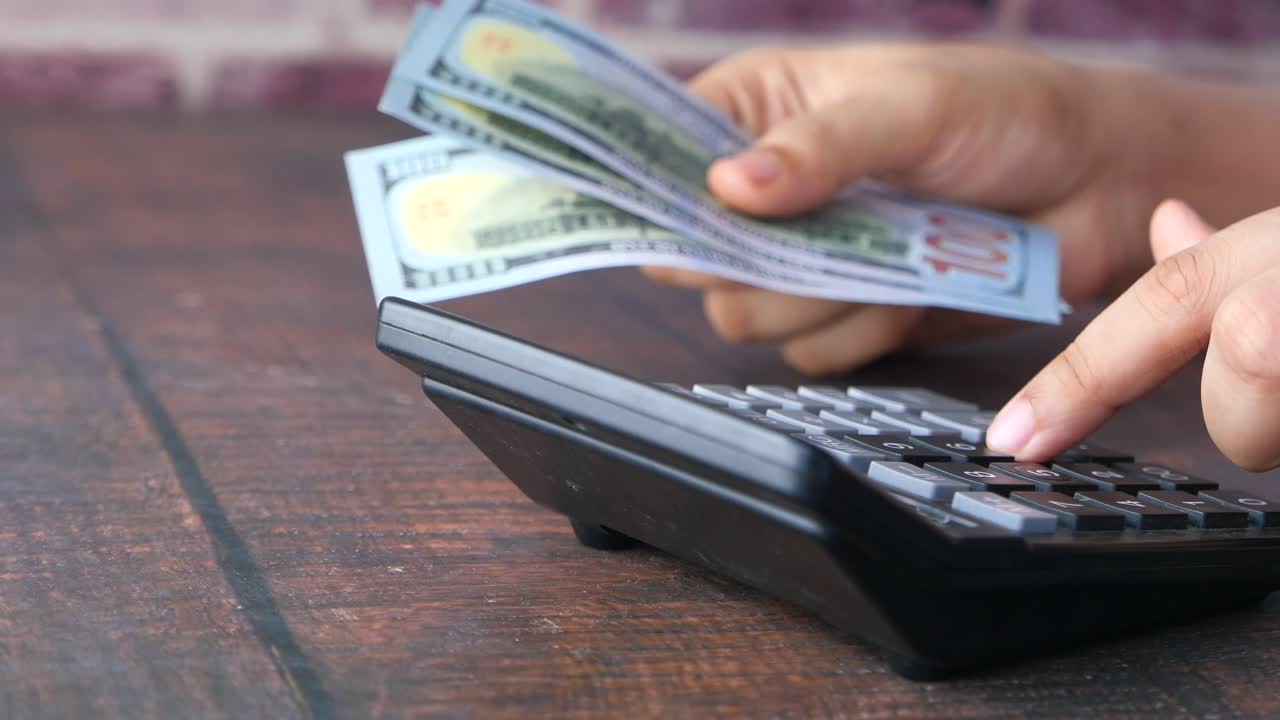 calculando con dinero.