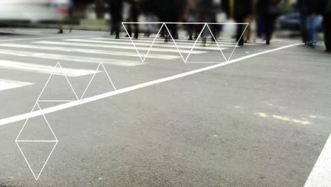 animación de triángulos conectados en el lapso de tiempo de personas caminando por la calle