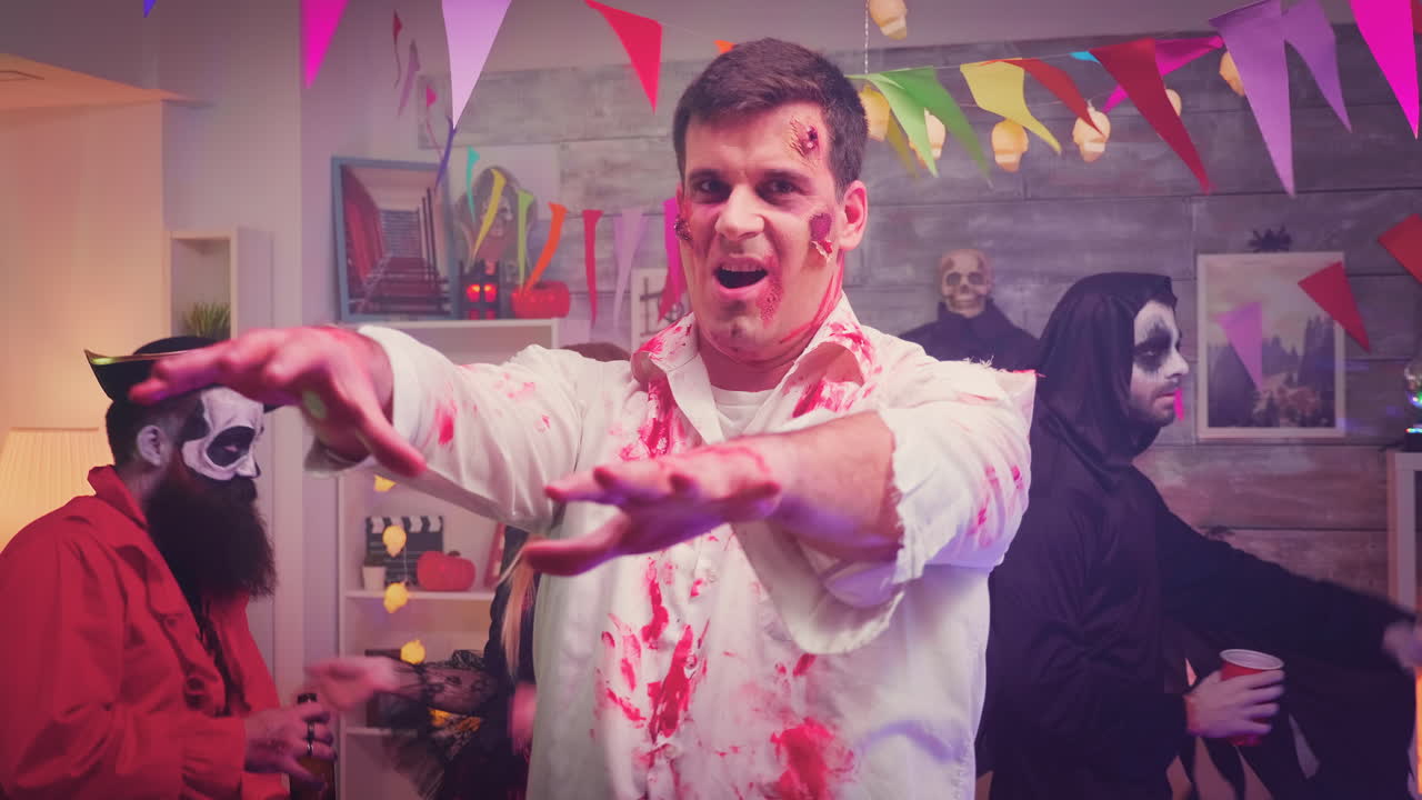 zombies aterradores y peligrosos en la fiesta de halloween