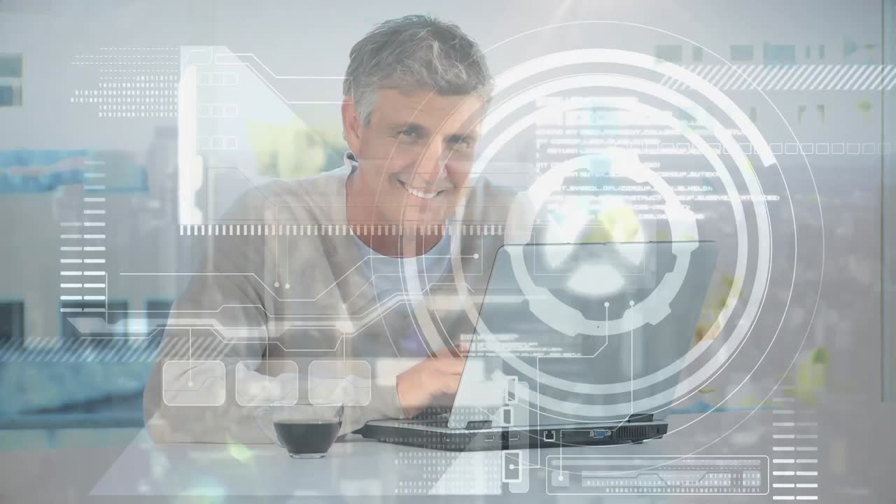 animación de escaneo de alcance y procesamiento de datos sobre el hombre usando computadora portátil trabajando desde casa