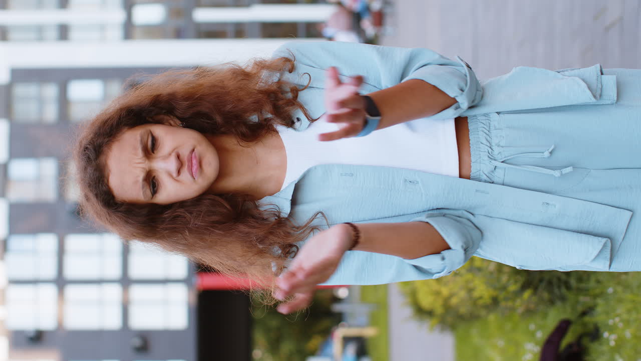 una niña adolescente sorprendida y frustrada levantando las manos preguntando la razón del fracaso, demostrando incredulidad