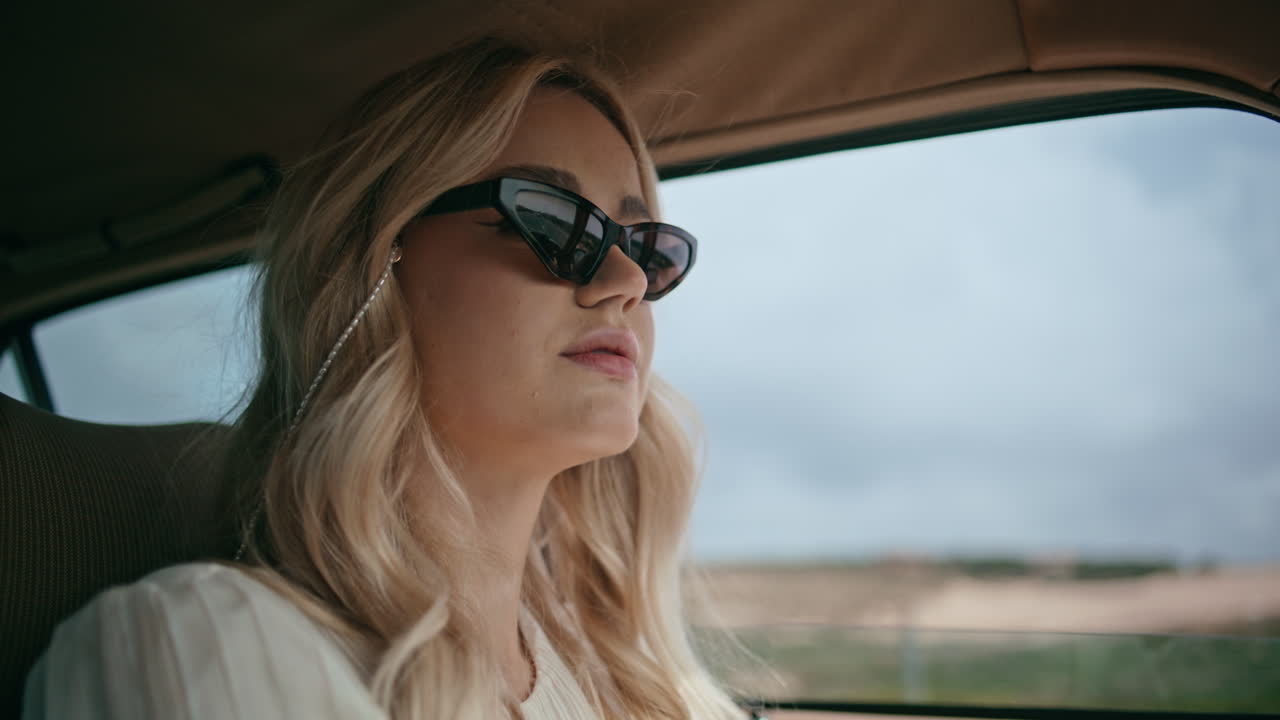 retrato mujer conductor viajando con coche retro. niña conduciendo automóvil de primer plano