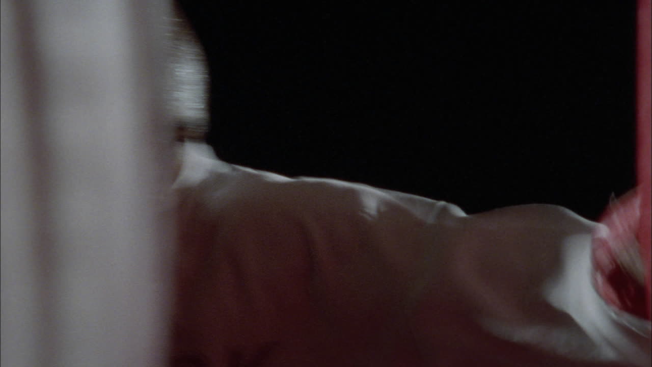 un hombre golpea un saco de boxeo 9