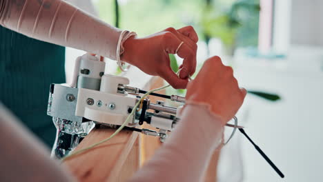 mujer enhebrando una máquina