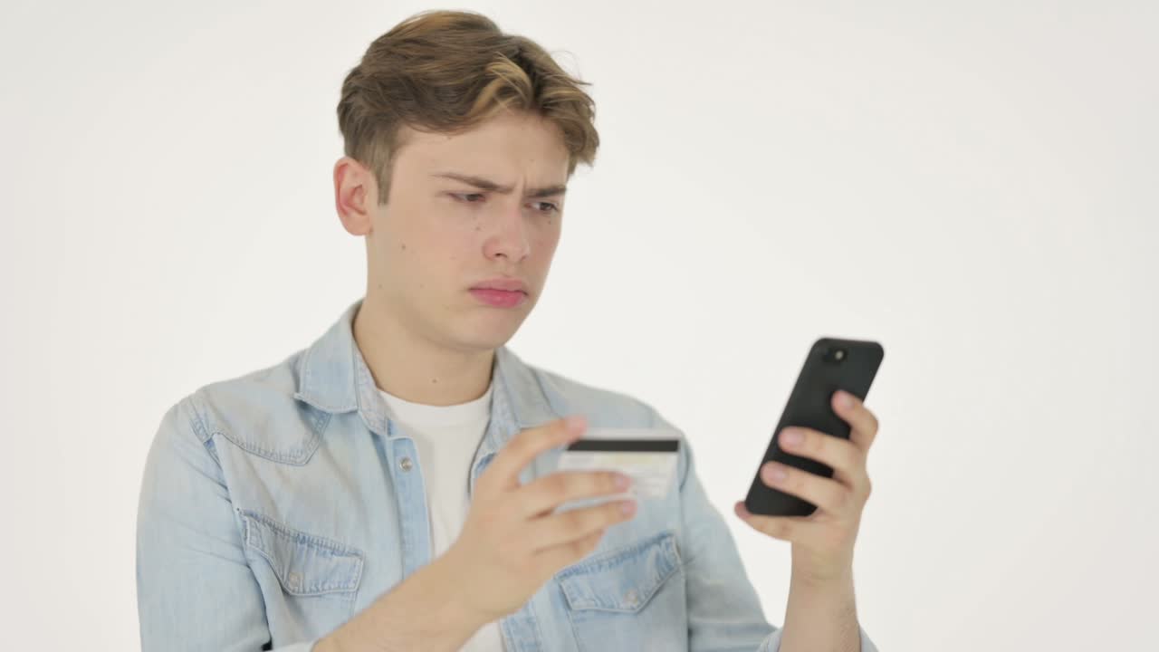 색 배경에 있는 남자에 의해 스마트폰에서 온라인 쇼핑 실패