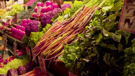 Panorámica-Sobre-La-Comida-En-Un-Mercado