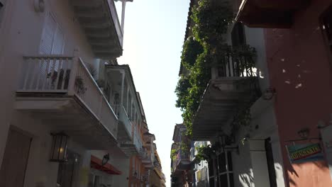 Dolly-Entre-El-Callejón-Del-Edificio-Sombreado-En-Cartagena,-Colombia-Al-Mediodía