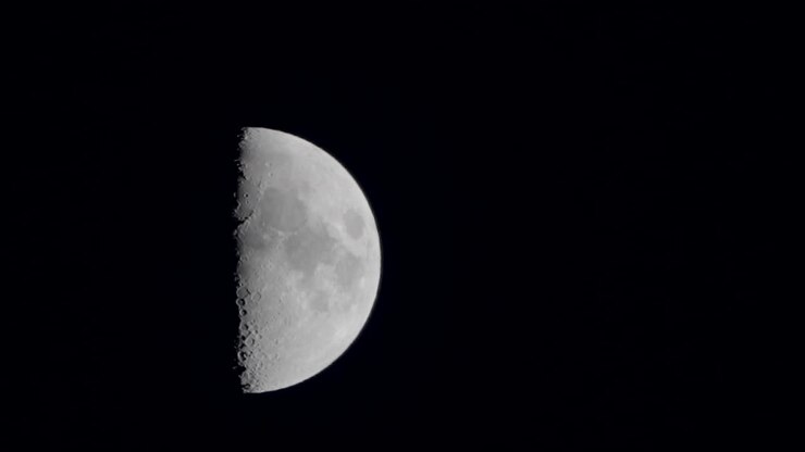 Quarto Crescente - Meia Lua Subindo no Céu Noturno