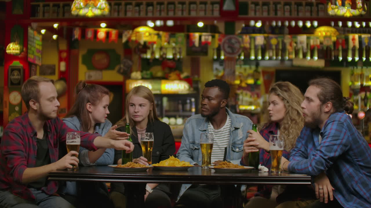 주말에 양조장 술집에서 맥주를 마시는 친구들 - 함께 재미를 느끼는 젊은이들과의 우정 개념. 양조장 바에서 양조장을 마시는 친구