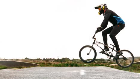 BMX-Biker-Führt-Einen-Stunt-Auf-Seinem-Fahrrad-Durch