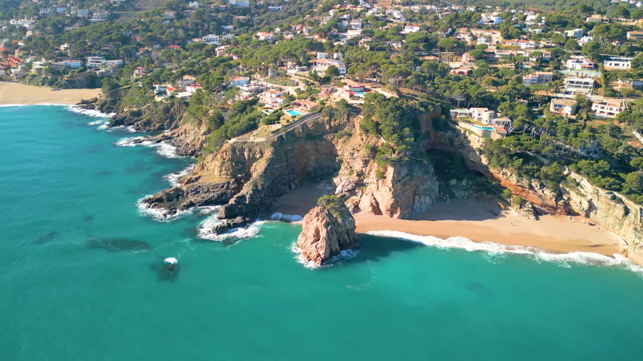 Luftfotos af Ilia Roja-stranden i Begur i baggrunden, Tamariu-stranden.
