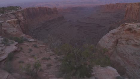 Escena-Aérea-Sobre-Las-Vastas-Formaciones-Rocosas-Del-Desierto-De-Moab-Durante-La-Puesta-De-Sol---Utah