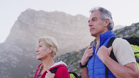 pareja de ancianos en una caminata juntos en la naturaleza