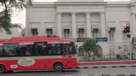 Tráfico-Frente-Al-Edificio-De-La-Biblioteca-Asiática-En-Mumbai,-India