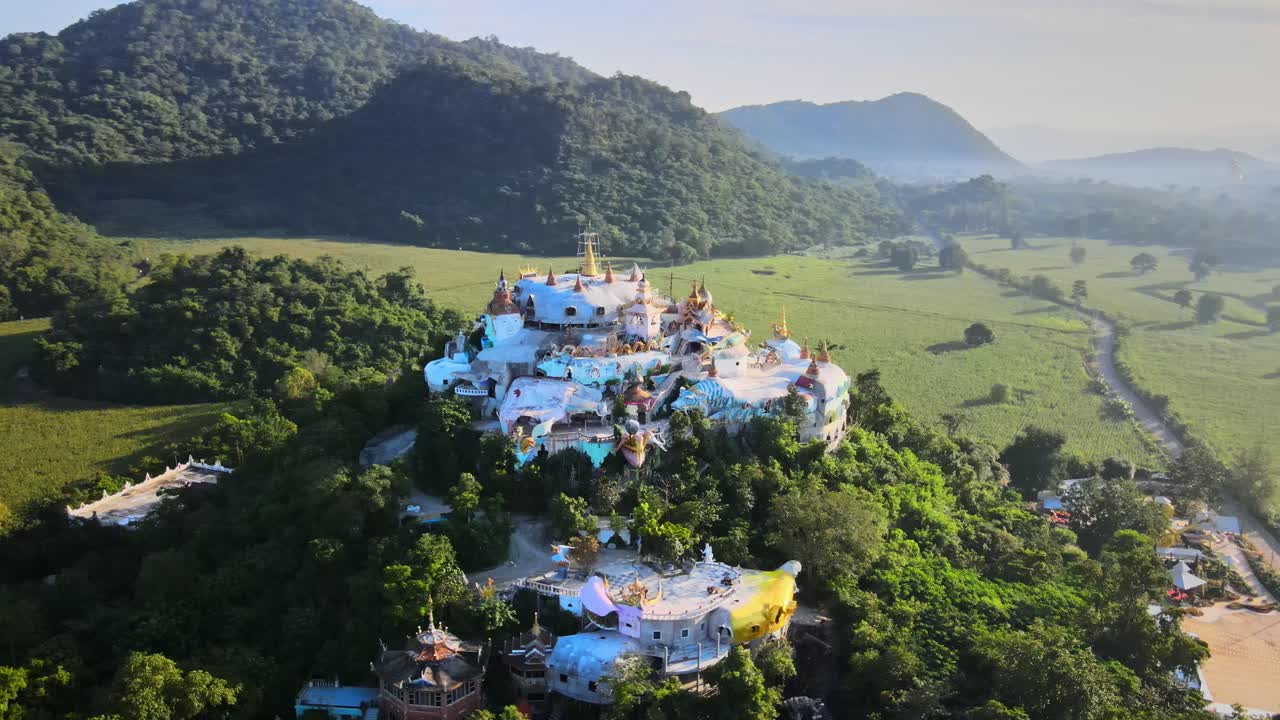 아래쪽 안개 속의 언덕에 있는 불교 사원