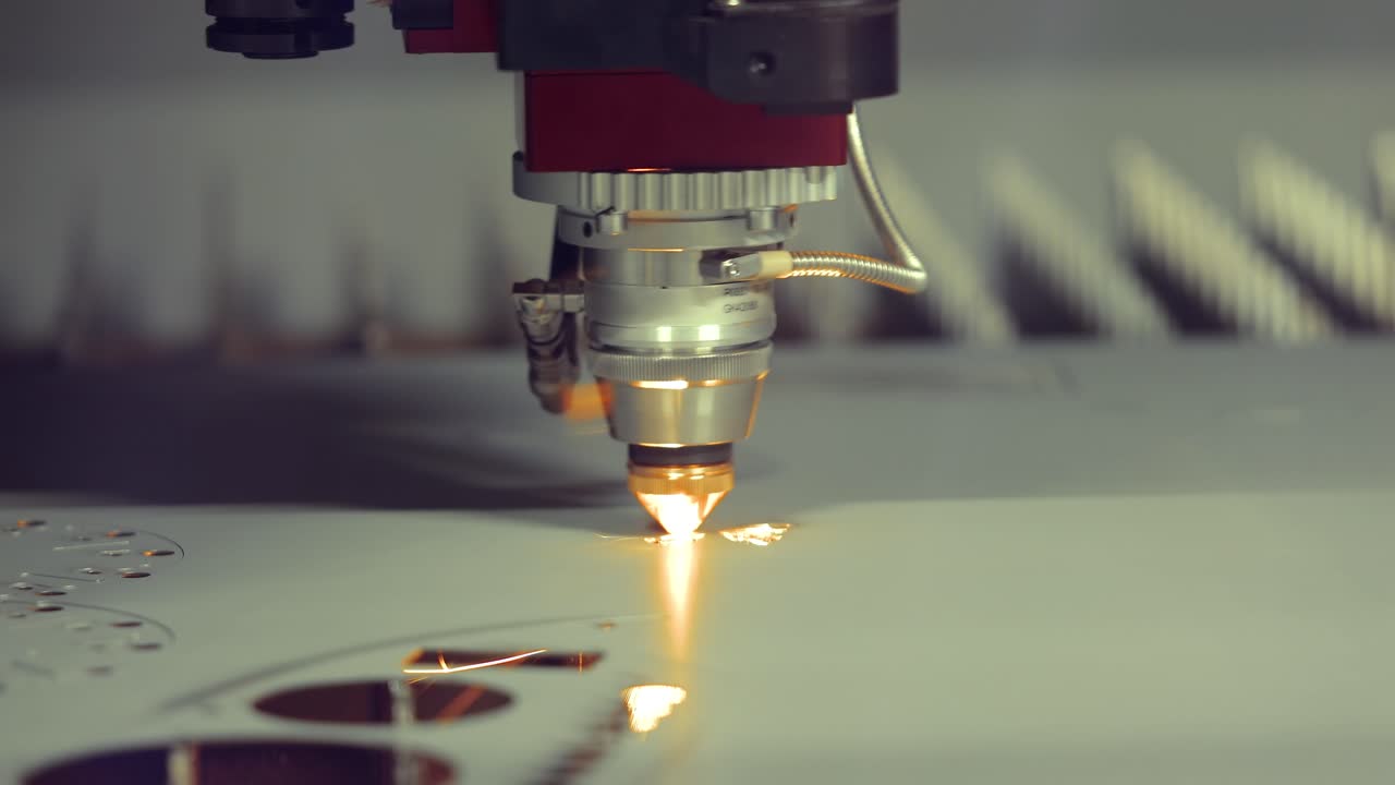 corte láser cnc de metal, tecnología industrial moderna.