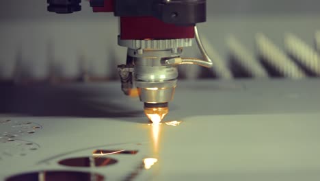 corte láser cnc de metal, tecnología industrial moderna.