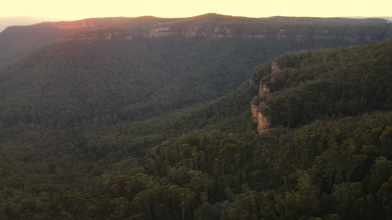 vista de tiro de drones de la atracción del paisaje natural de las montañas, sydney, australia