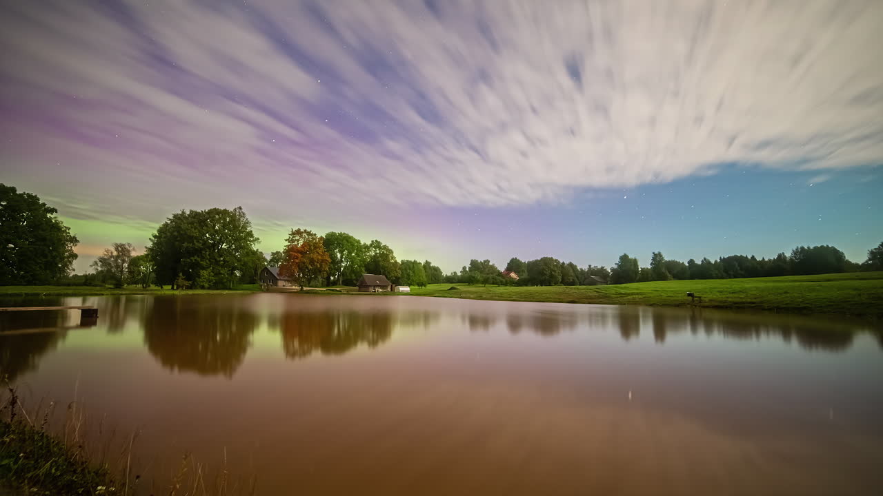 cielo nocturno con aurora borealis nubes y estrellas