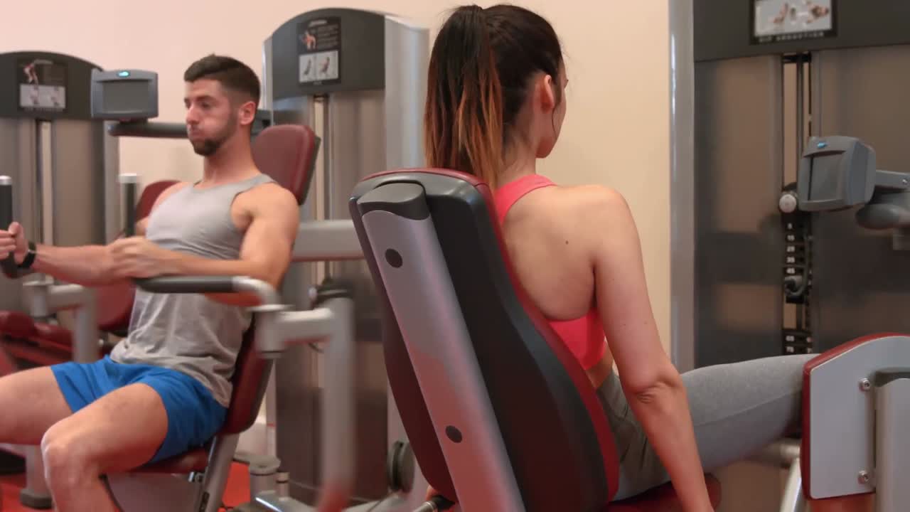 Fit couple using weight machines