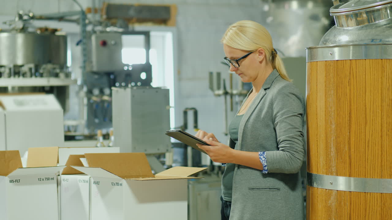 inspector de calidad de bodega con tableta
