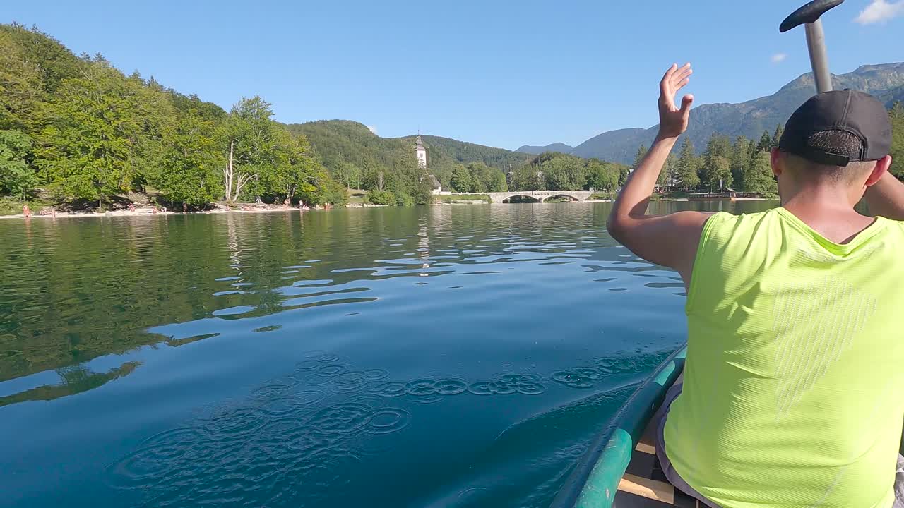 canotaje en el lago bohinj. cámara a bordo