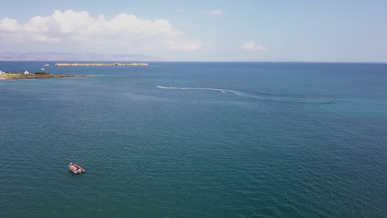 쾌속정이 튜브에 승객을 끌어당기는 동안 멀리서 방향을 틀다