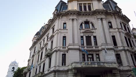 edificios coloniales históricos de la ciudad de buenos aires argentina centro histórico, ángulo bajo sobre el horizonte, cabildo y palacio municipal