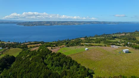 Sobrevuelo-Aéreo-Green-Hill-Y-Muelle-Los-Witches,-Isla-Lemuy,-Chiloé,-Chile-4K-Drone