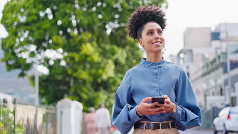 Teléfono,-Naturaleza-Y-Mujer-Dando-Un-Paseo-Por-La-Ciudad