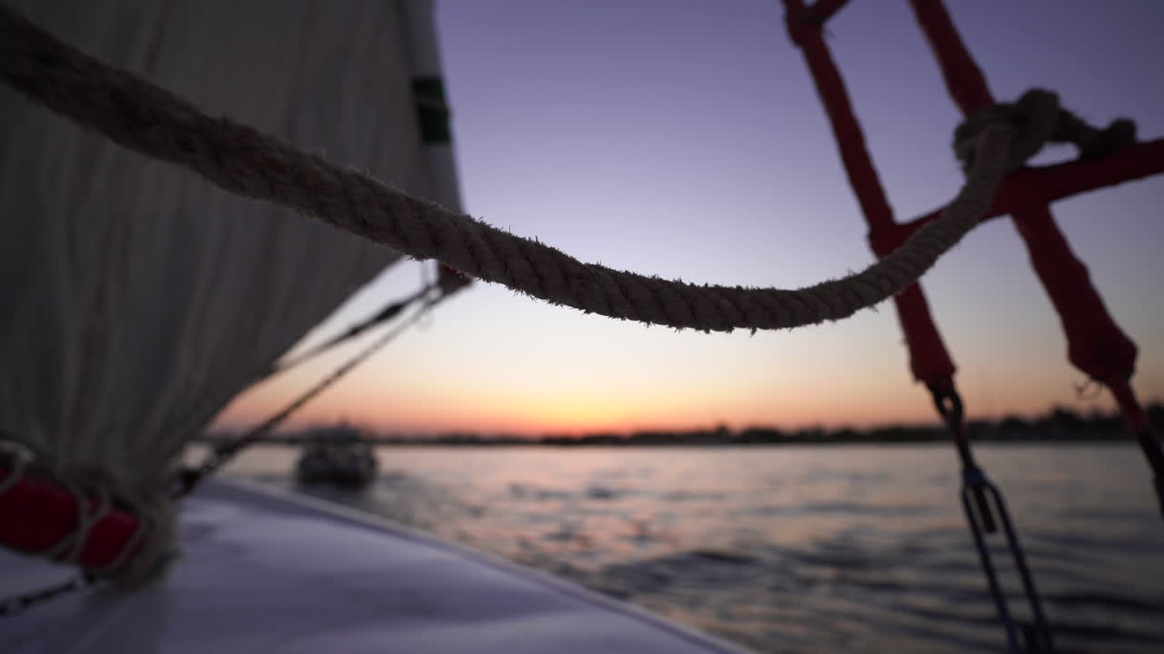 barco de vela navegando por el río nilo en el desierto durante el colorido amanecer