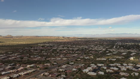 Green-Valley-Arizona,-Estados-Unidos,-Drone-Panning-Ascendente