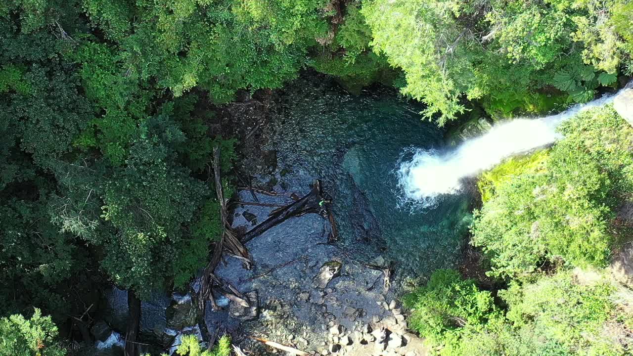 cascada en patagonia argentina, corbata blanca