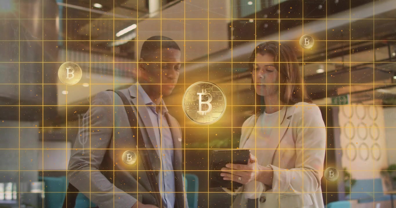 Donna che tocca un tablet avviando una griglia blockchain in ufficio, mentre un collega analizza icone Bitcoin.