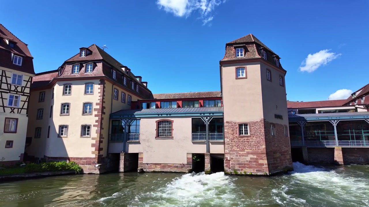 Ripresa panoramica con panning di una tipica zona di case alsaziane dal ponte pedonale Passerelle des Anciennes-Glacières, Strasburgo, Petite France, Francia