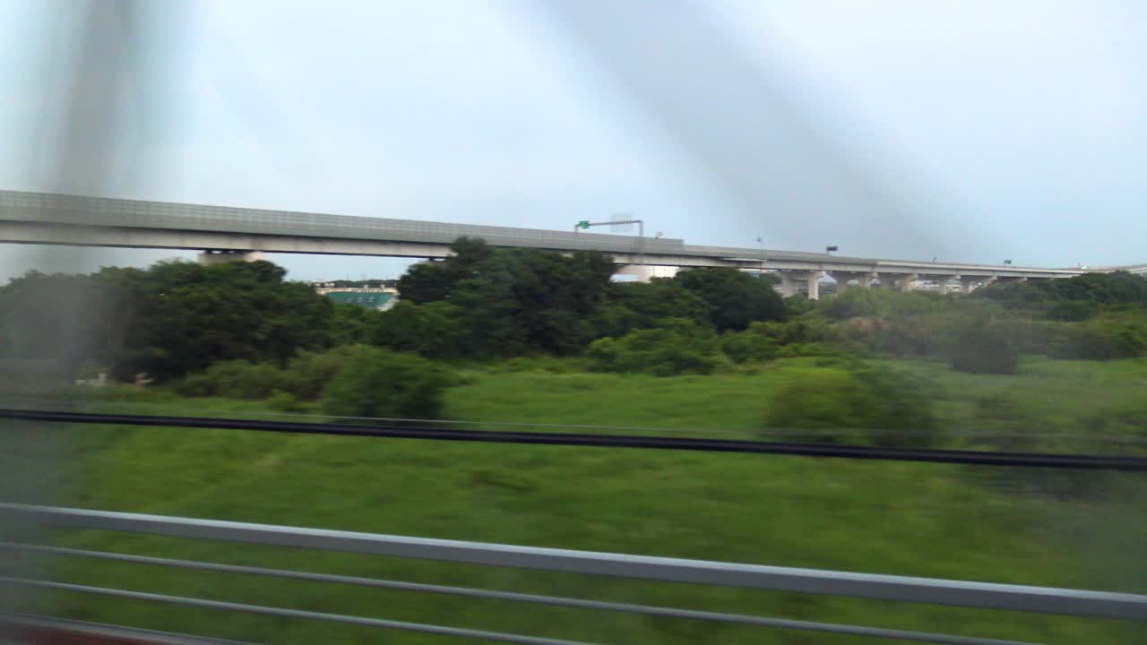 신칸센 신칸센 내부에서 지나가는 도쿄의 풍경