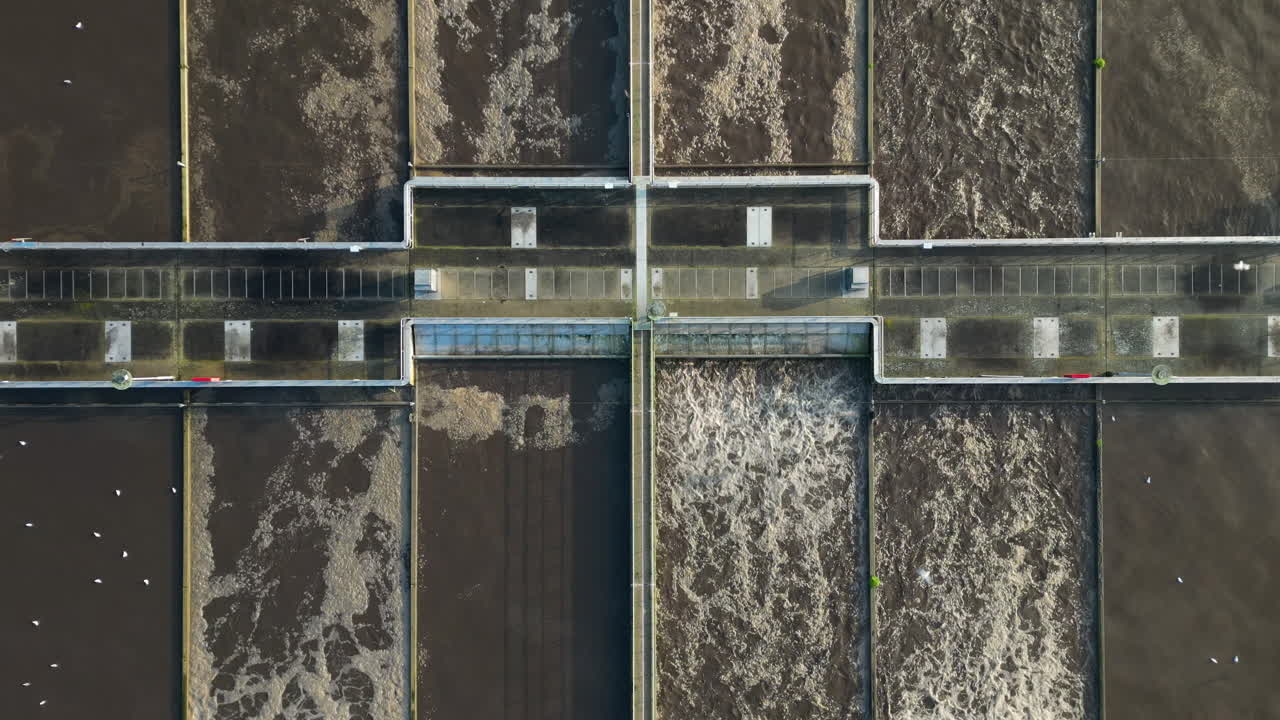 vista aérea mirando hacia abajo sobre la filtración de tratamiento de agua con tanques de depósito de aguas residuales que bombean residuos