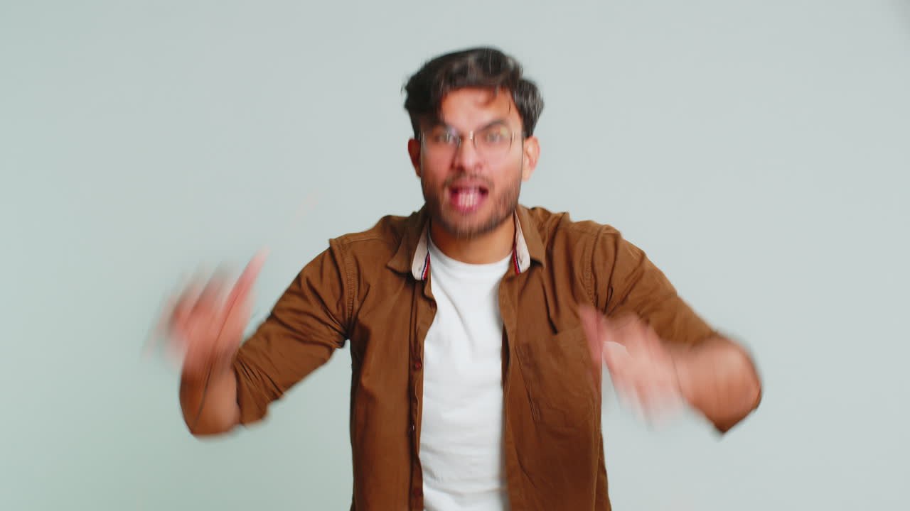 alegre gracioso matón hombre indio mostrando la lengua haciendo caras tontas, haciendo tonterías, bromeando, burlándose