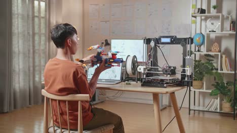 adolescente usando una impresora y un modelo 3d