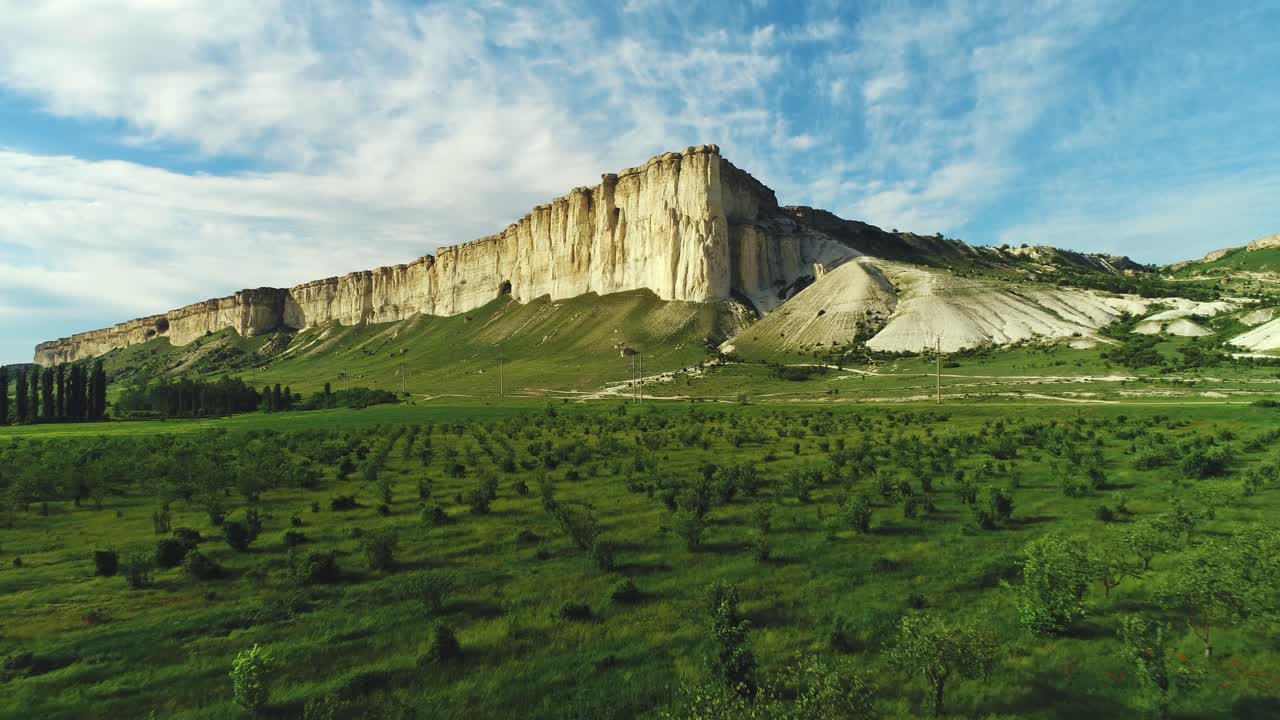 acantilados blancos y paisaje de valle verde