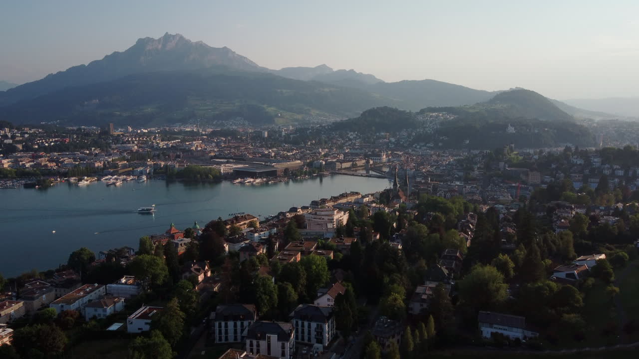 tiro de apertura acercándose a la ciudad de lucerna en la orilla azul del lago vierwaldstättersee