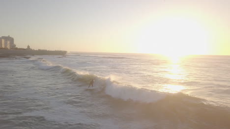 golpeando las olas